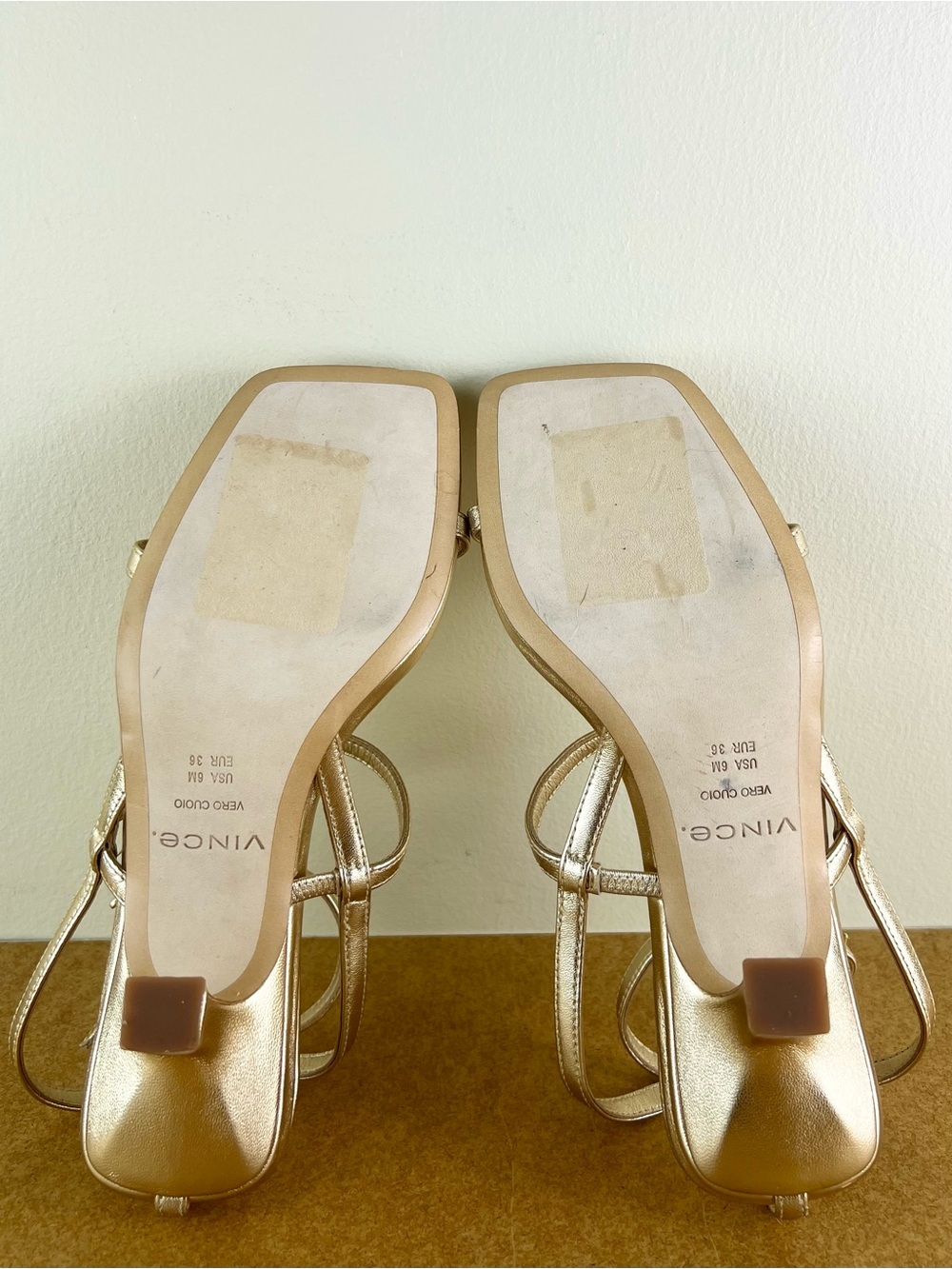 NEW VINCE GOLD LEATHER KITTEN HEEL SANDALS - Picture 12 of 12